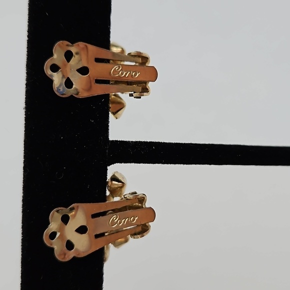 Coro Vintage AB Rhinestones & Green Stone Clip-on earrings - Picture 4 of 5